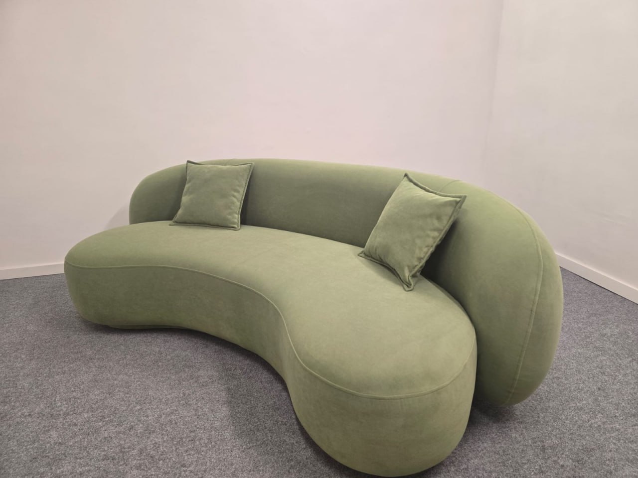 Зелёный диван в интерьере