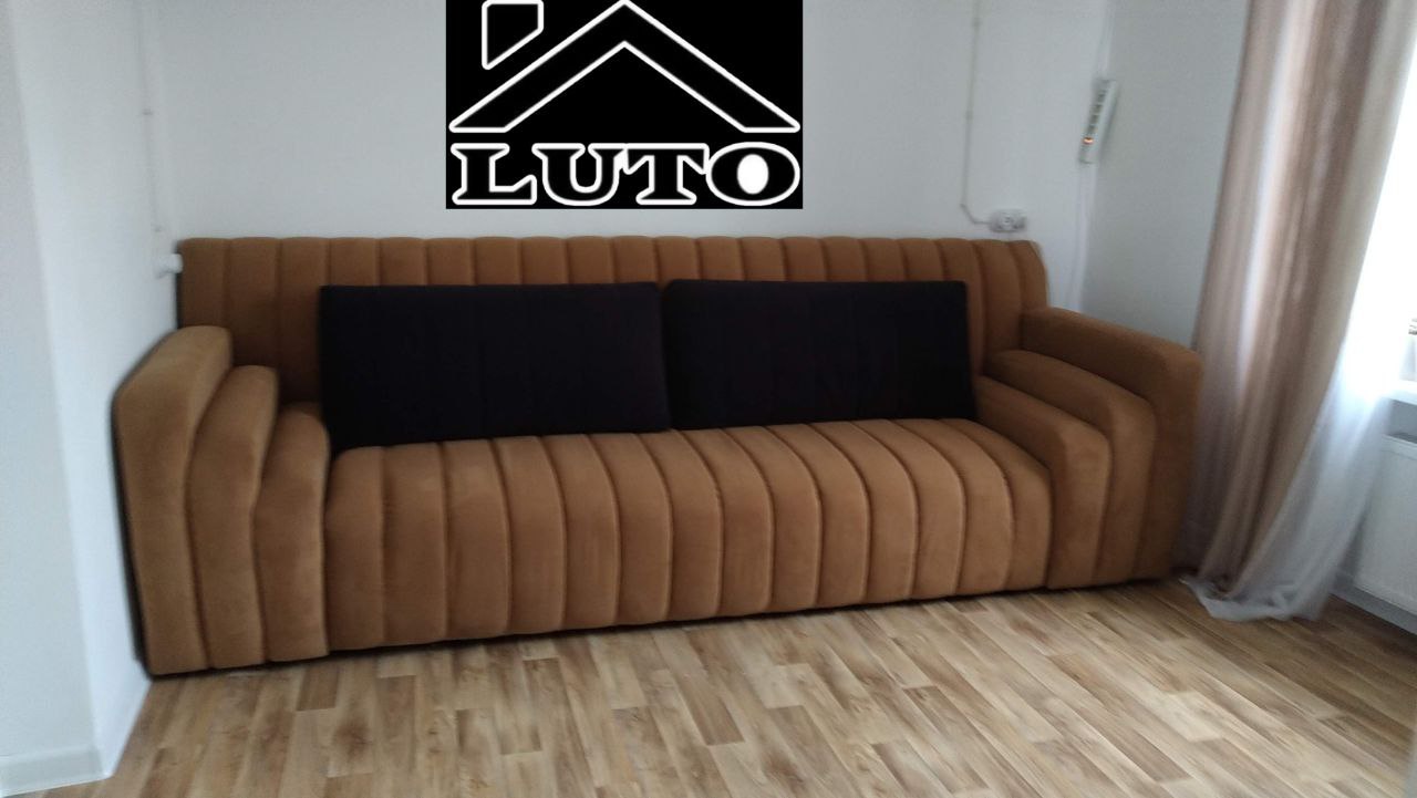 Коричневый диван с логотипом LUTO